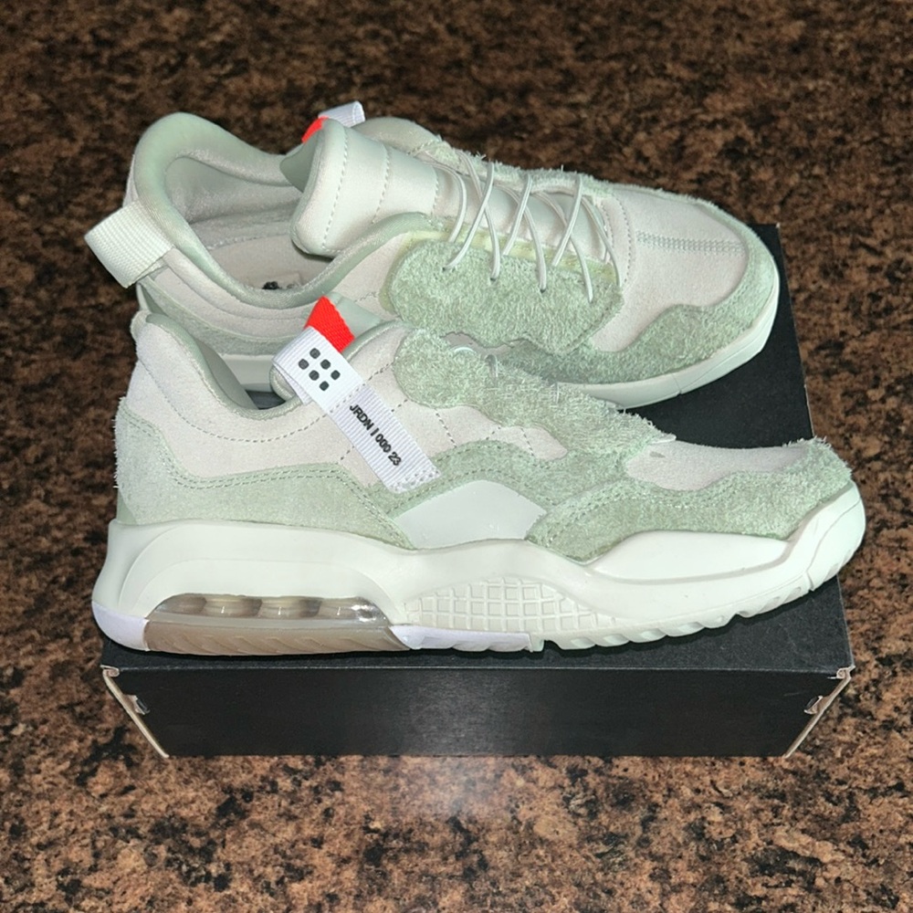 Air Jordan MA2 'Honeydew' CW6595-300. Boys Sz 3Y. Excellent used condition.